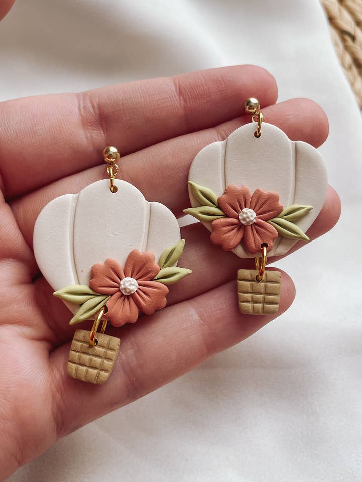 Lente heteluchtballon oorbellen voor wholesale door Placed by Grace