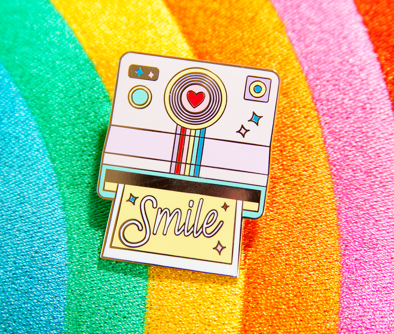Quirky Crate – Großhandel Anstecker/Button – Rainbow Polaroid Kamera Smile Emaille Pin2