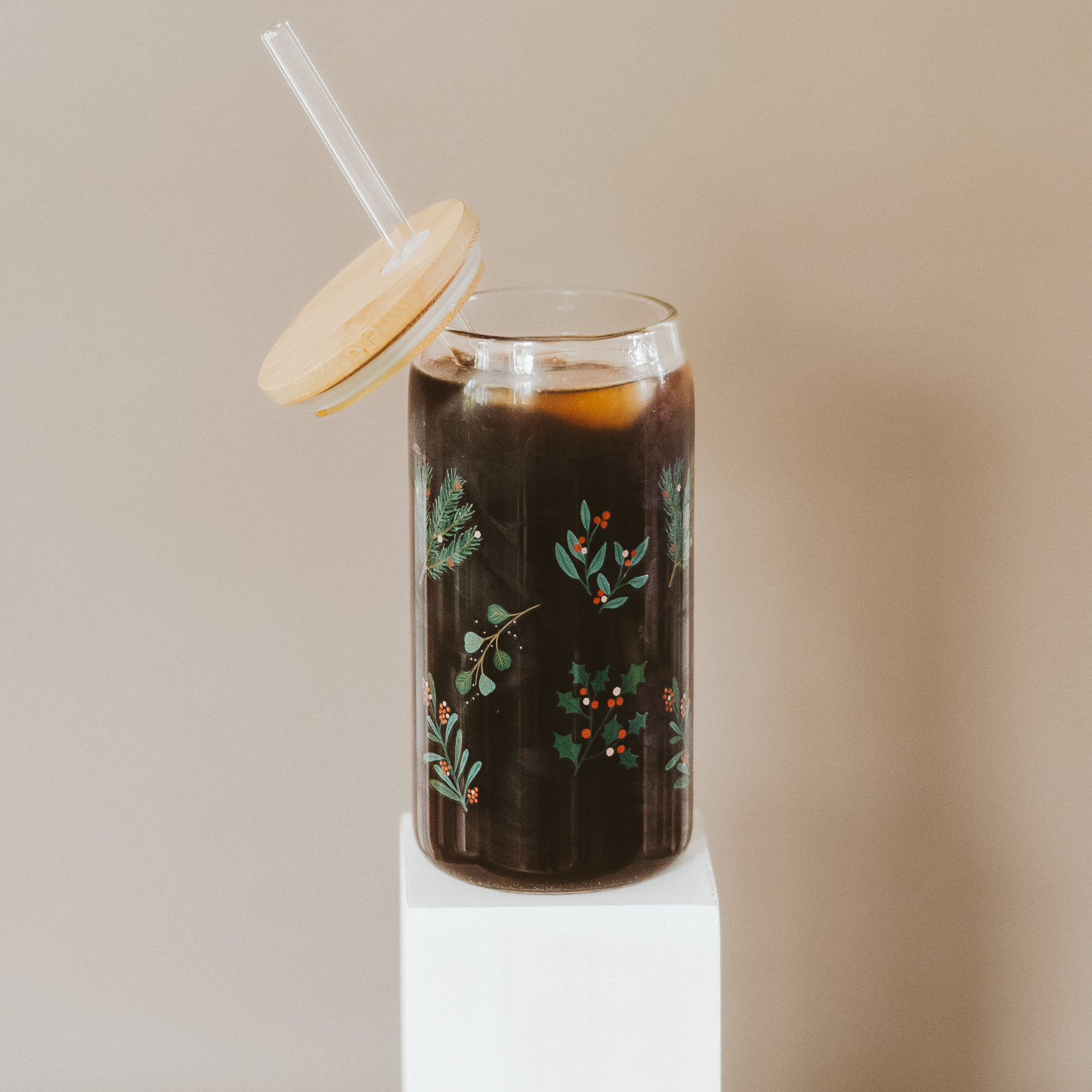 Sweet Water Decor - Vente Verre/tasse - Gobelet en verre style canette Holly 500 ml avec paille et couvercle - Cadeaux de Noël2