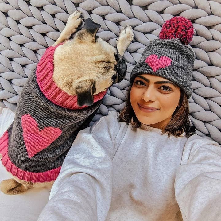 Yarnia's Dog Heart Sweater+Voksen Pom-pom Beanie Sæt for engroshandel hos The Chronicles of Yarnia, Inc.