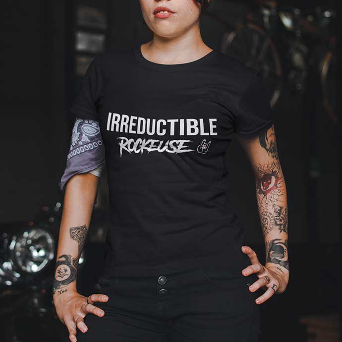 T-shirt Femme, mc, col rond "Irreductible rockeuse" pour la vente par Poulettes Sisters