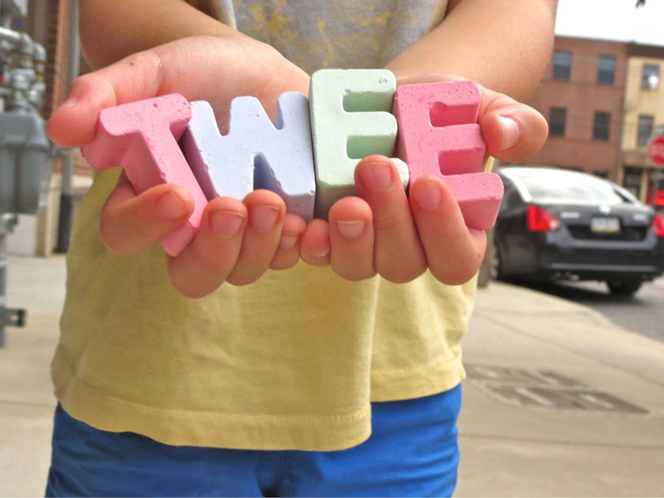 TWEE made for little hands - Vendita all'ingrosso Gesso - ALPHABET | Gessetti fatti a mano a forma di lettere dell’alfabeto5
