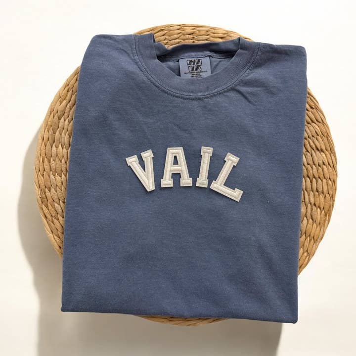 T-shirt à manches courtes Comfort Colors Vail Colorado, T-shirt de ski pour la vente par Threads And Needles, INC.