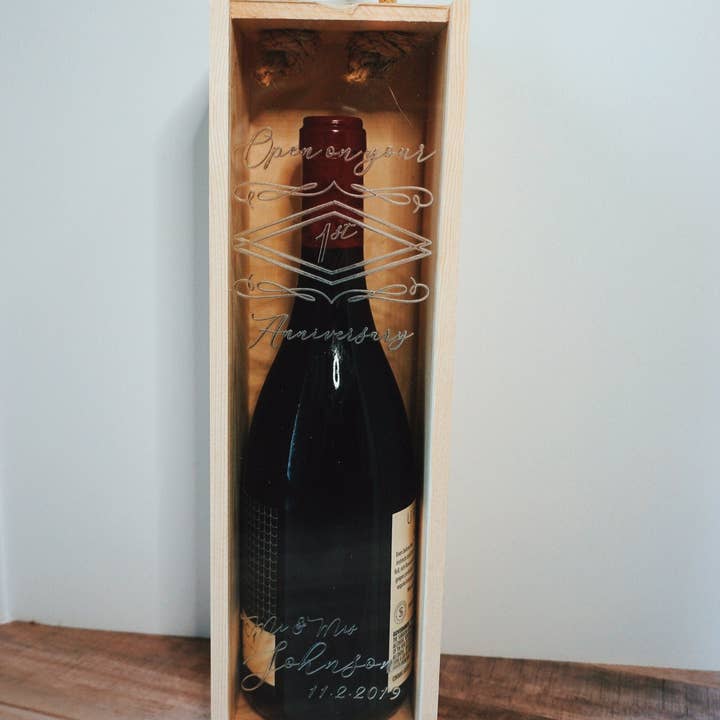 Boîte à vin personnalisée | Gravure au laser | Cadeau de mariage | Cadeau d'anniversaire | Cadeau de fête prénuptiale pour la vente par Ginger + Brich Inc.