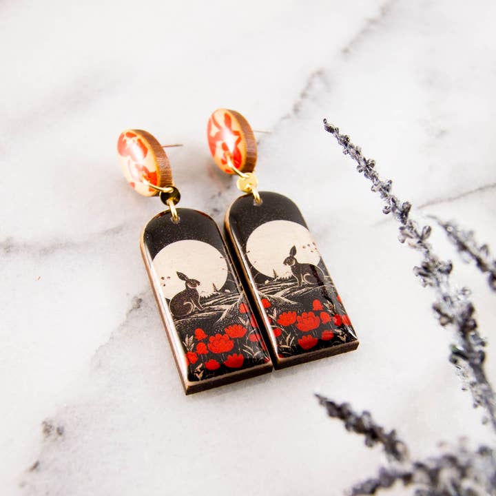 Boucles d'oreilles pendantes vintage en forme de lapin rouge et noir pour la vente par No Man's Land