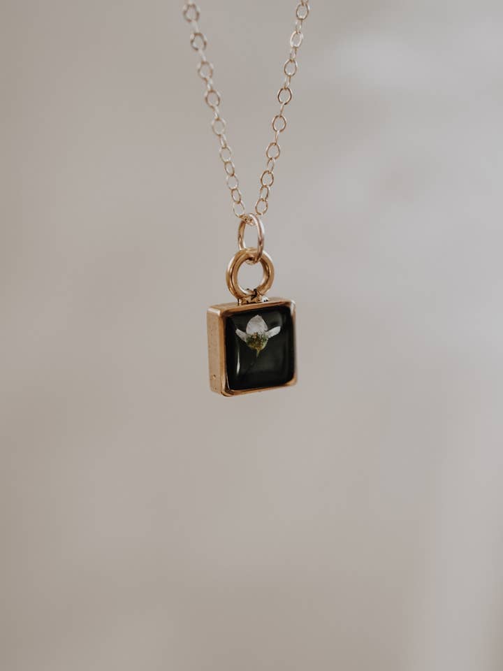 Collier botanique Alyssum rempli d'or 14 carats pour la vente par Ephemera