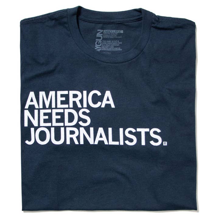 Amerika behöver journalister Navy T-Shirt för wholesale av RAYGUN