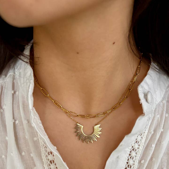 Ocean Ripples - Venta al por mayor Collares con colgantes/abalorios - Collar de doble cadena con colgante de sol chapado en oro de 18 quilates
