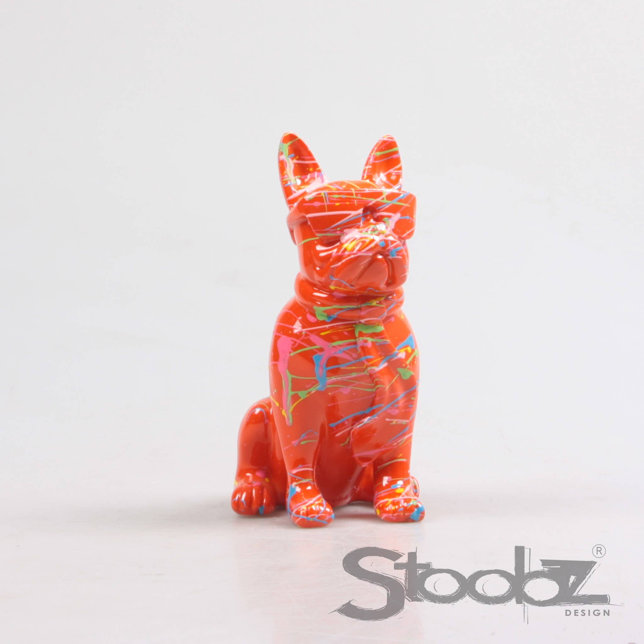 Imhof & Stevens BV - Vente Figurine décorative - CHIEN M/LUNETTES 4 ASS F/R/V/O SPRAY 18 CM STOOBZ DESIGN4