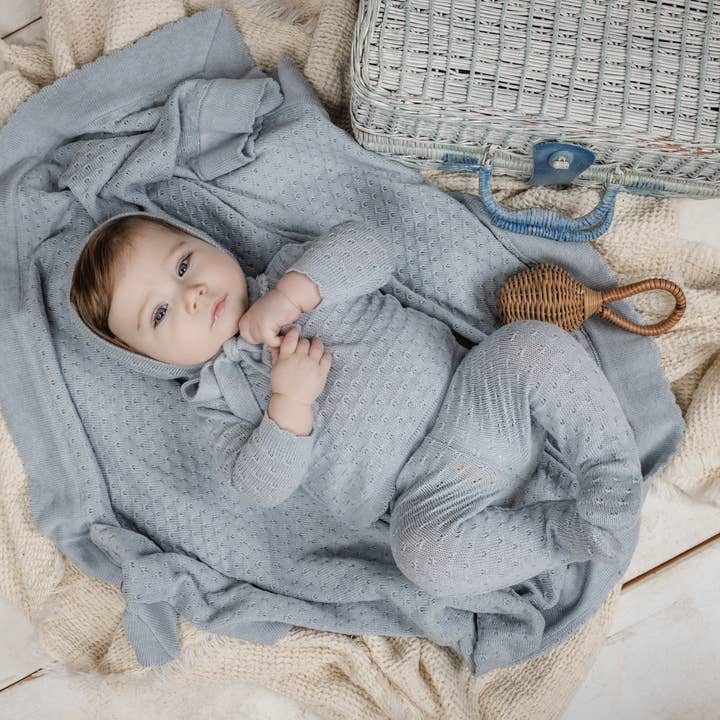 Ensemble Sky Layette ~ Bleu poudré pour la vente par Bon Knit
