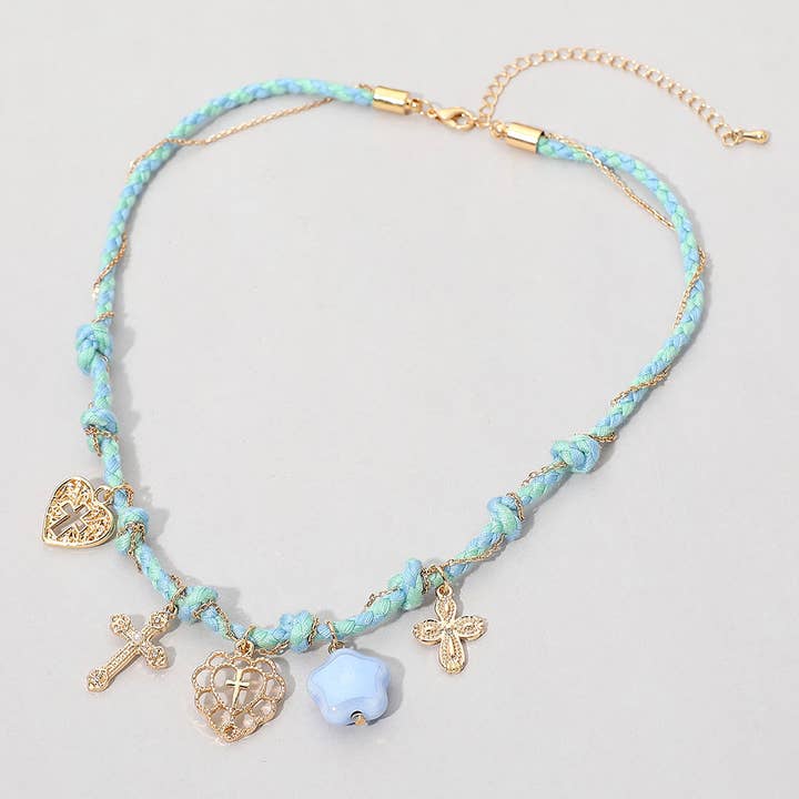 Collier en céramique avec breloque cœur croisé et chaîne tressée enroulée. pour la vente par Sensibling Corp.