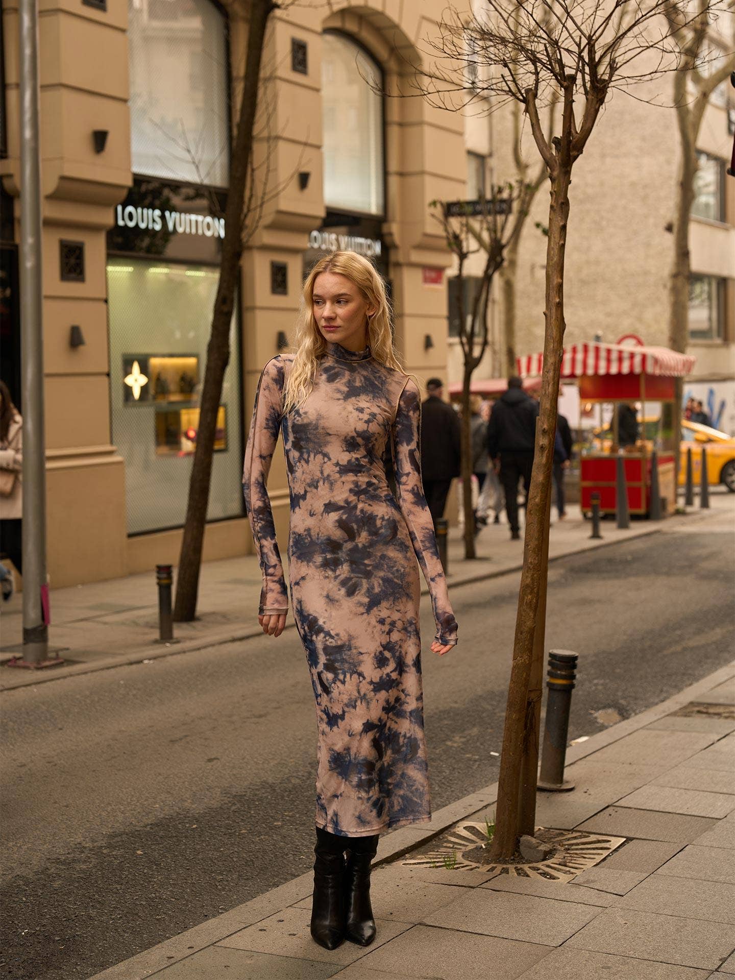 JUSTE – Großhandel Kleid – Damen – Batikmuster Midi-Langarmkleid1