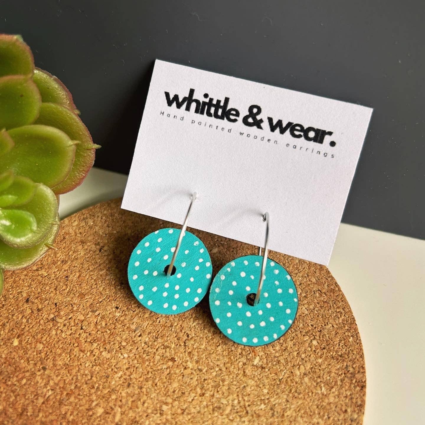 Whittle and Wear – wholesale Hängande örhängen – Runda dinglar. Turkos med vita fläckar0