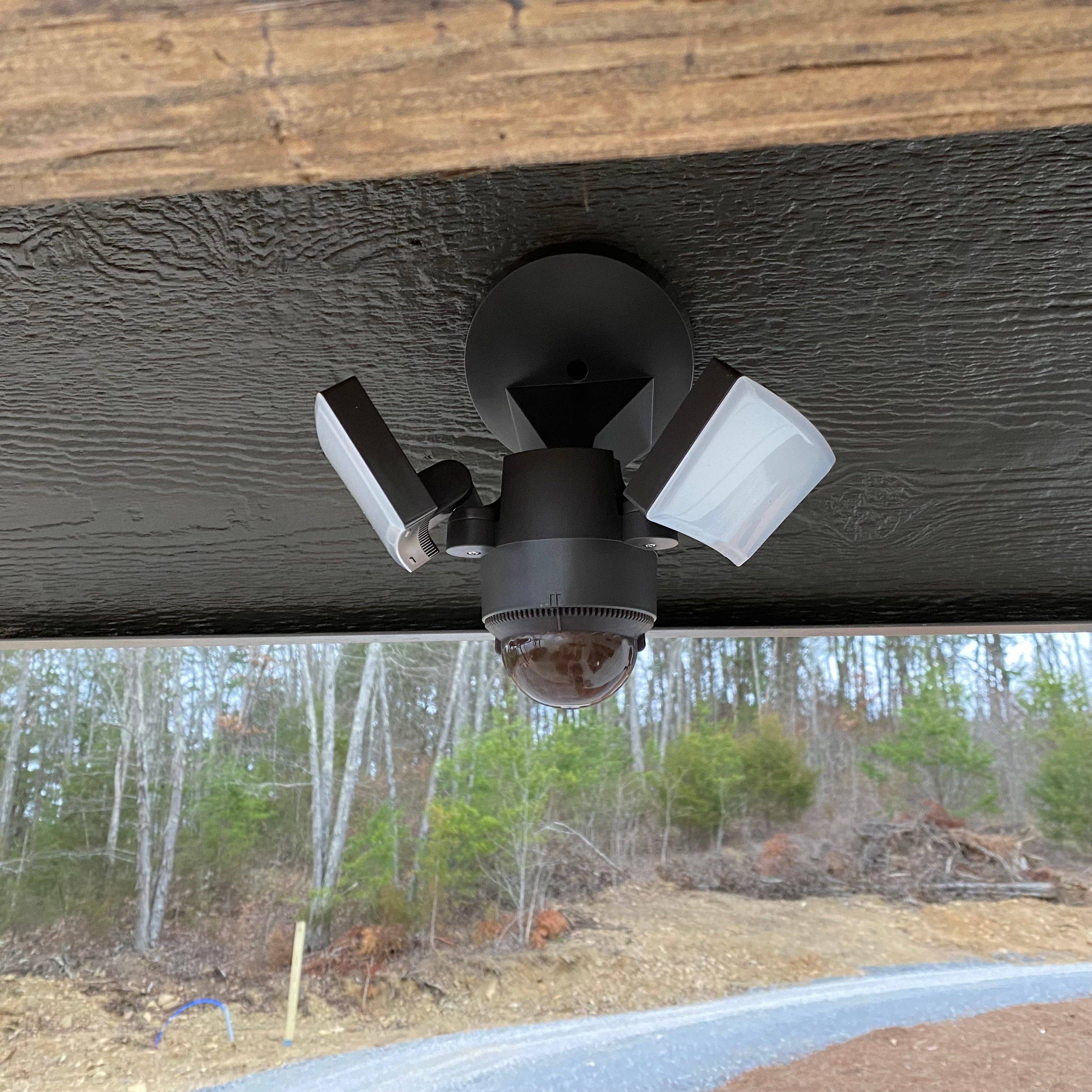 FLI Products – Engroshandel Udendørs/havelampe – IQ America bevægelsessensor Sikkerhedsoversvømmelys, væghylde eller soffit Universal Mt, 1100 Lumen LED Yard Skur Opbevaring Loftsværksted Garagelys BZ7