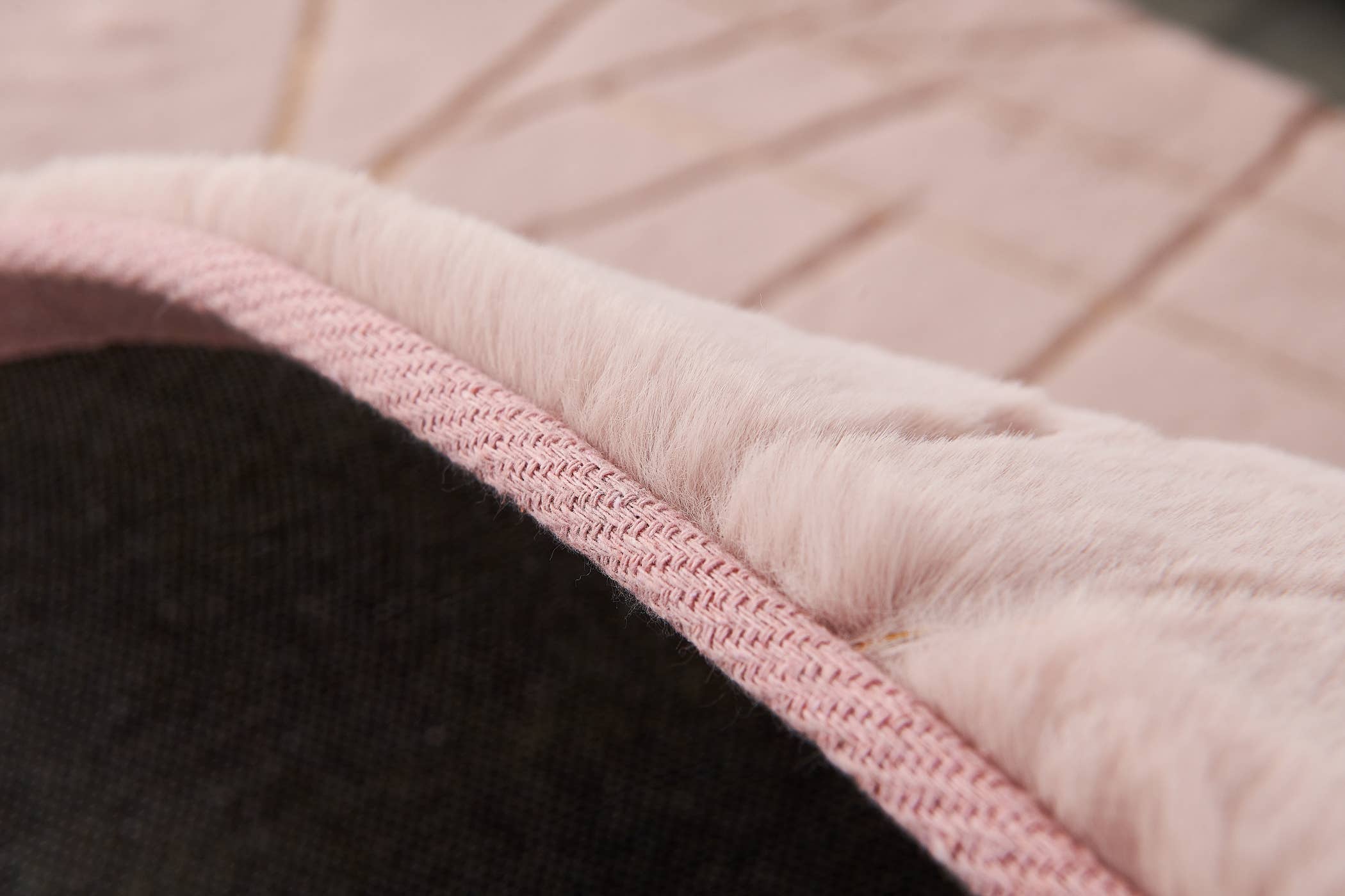 Amazing Rugs – Großhandel Teppichvorleger – Lily Dust Rosafarbener geometrischer goldvergoldeter Chinchilla-Teppich aus Kunstpelz3