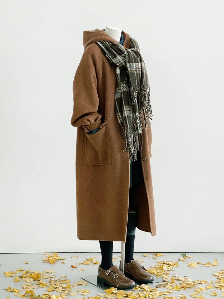 Manteau long en laine à capuche Clover - Marron pour la vente par Loom & Line