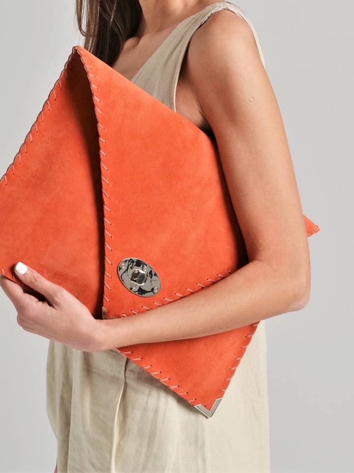 Symmetria mjuk clutch i korall för wholesale av ANA KOUTSI