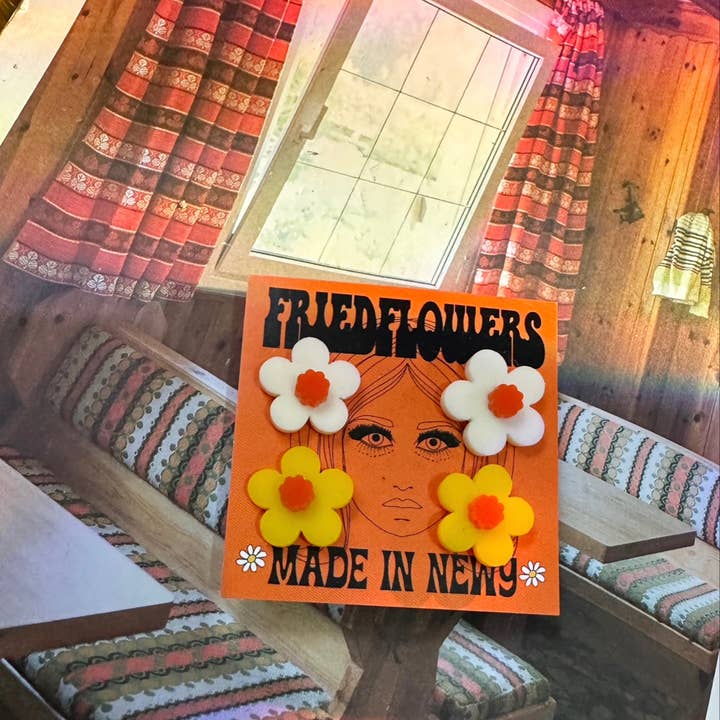 friedflowers – wholesale Solitärörhängen – Groovy Orange solsken 2 par blomma Stud örhängen1