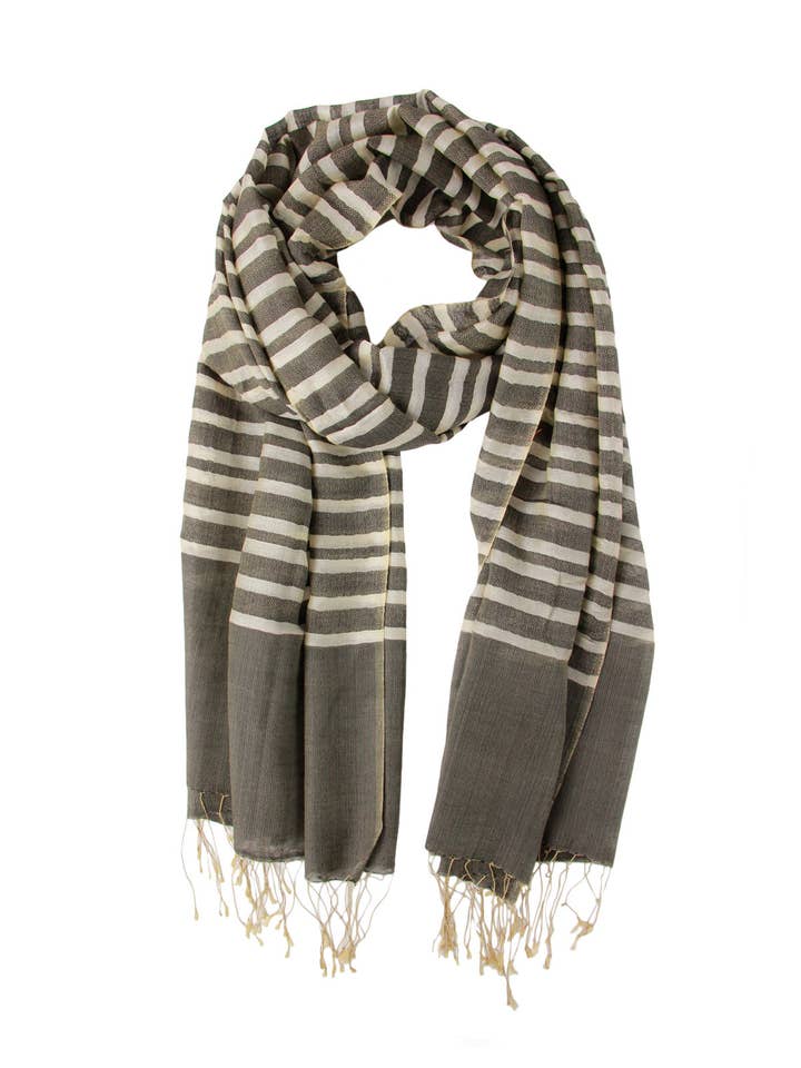 Sciarpa Camille a righe leggera stampata con frange per la vendita all'ingrosso da parte di SAACHI