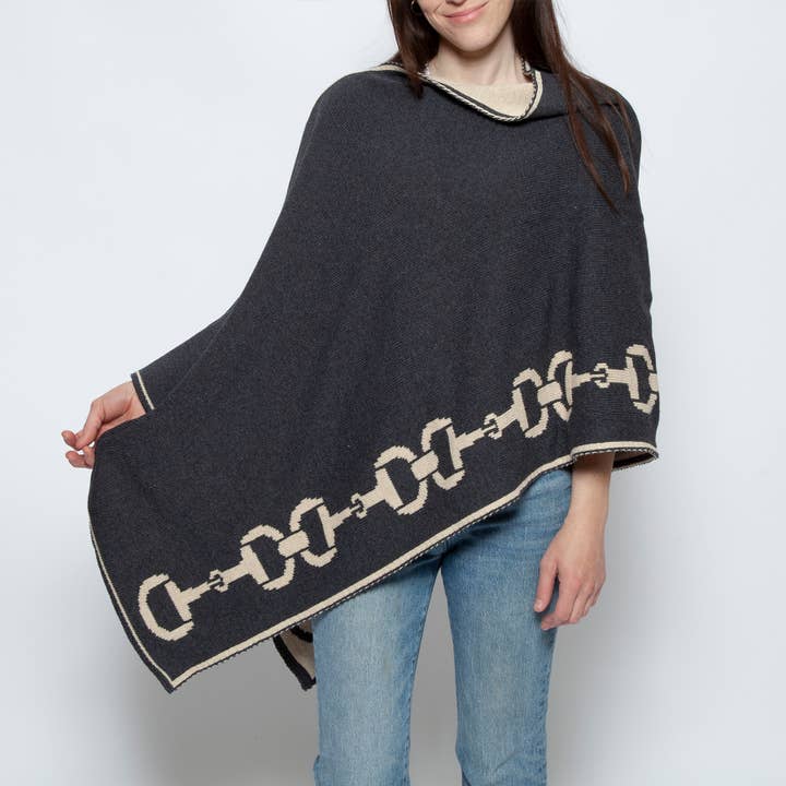 In2Green – Engroshandel Poncho - Dame – Bæredygtig bomuldsstrikket poncho med ryttermotiv - bidstangsmønster4