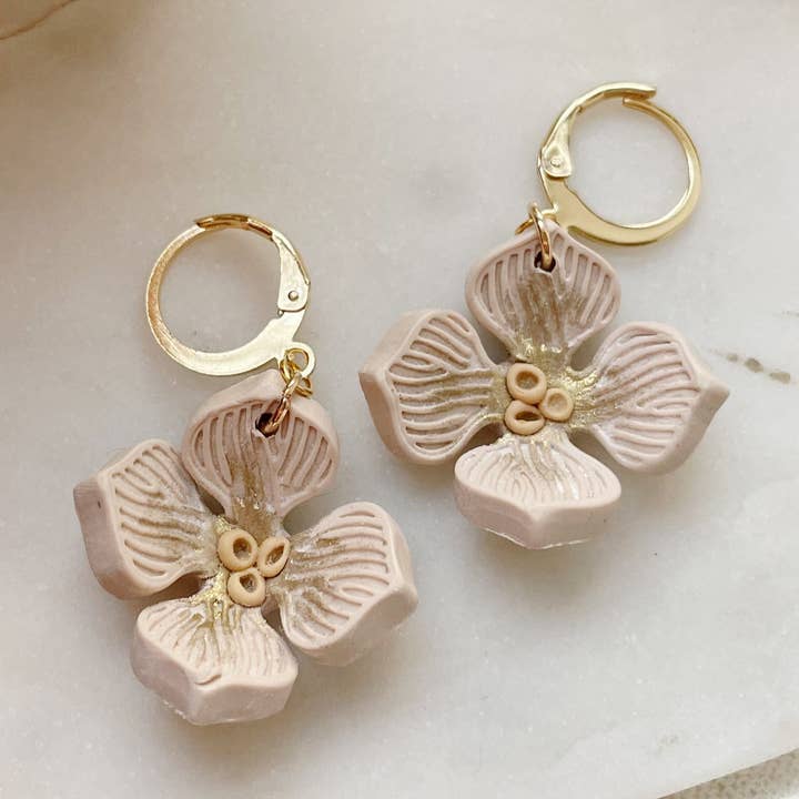 Orecchini Hydrangea Statement per la vendita all'ingrosso da parte di Bumble & Bees