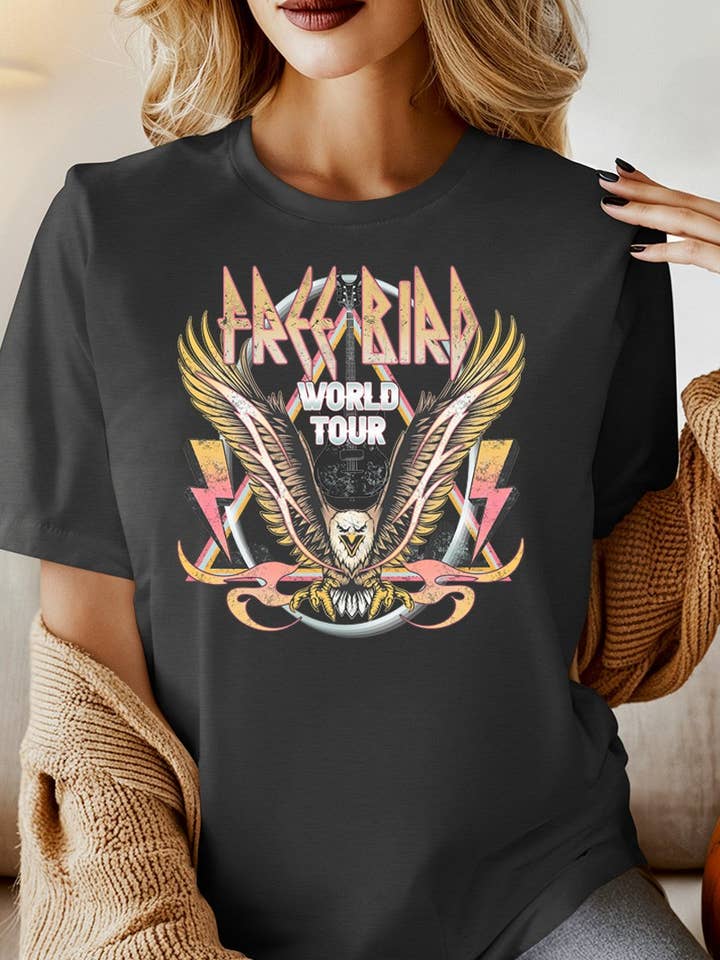 T-shirt graphique de la tournée mondiale Free Bird. pour la vente par DG WORLD