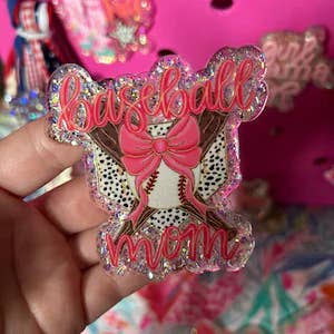 Ciondolo per borsa Bogg "Mamma del baseball con glitter" per la vendita all'ingrosso da parte di The Pink Peach