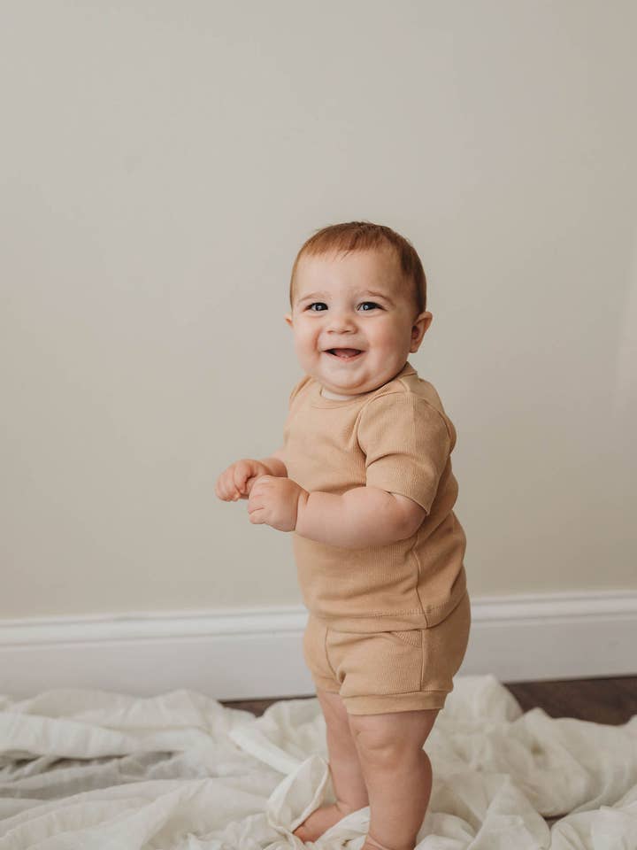 CONJUNTO CURTO DE MALHA CANELADA DE ALGODÃO ORGÂNICO EM “TRIGO” por atacado de Chubby Lamb