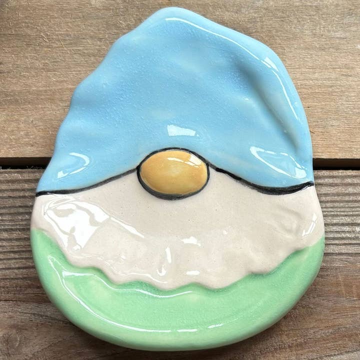 Los platos de cerámica Gnome vienen en un paquete de 4 colores diferentes. para venta al por mayor de August Ceramics