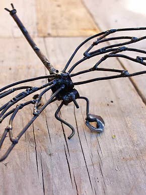 Gartenkunst aus recyceltem Metall - Spitzenflügel-Libelle an der Wand für den Großhandel von chi-africa