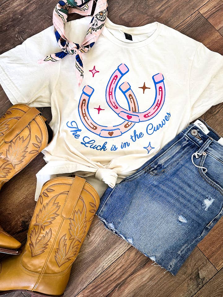 Heldet er i Kurverne T-shirt for engroshandel hos Hank & Scoot