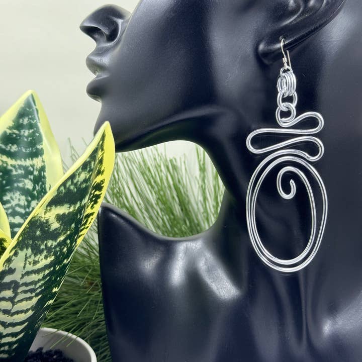 Jewelry With Me - Vente Boucles d'oreilles pendantes - Boucles d'oreilles abstraites en fil d'aluminium argenté avec crochet en argent sterling