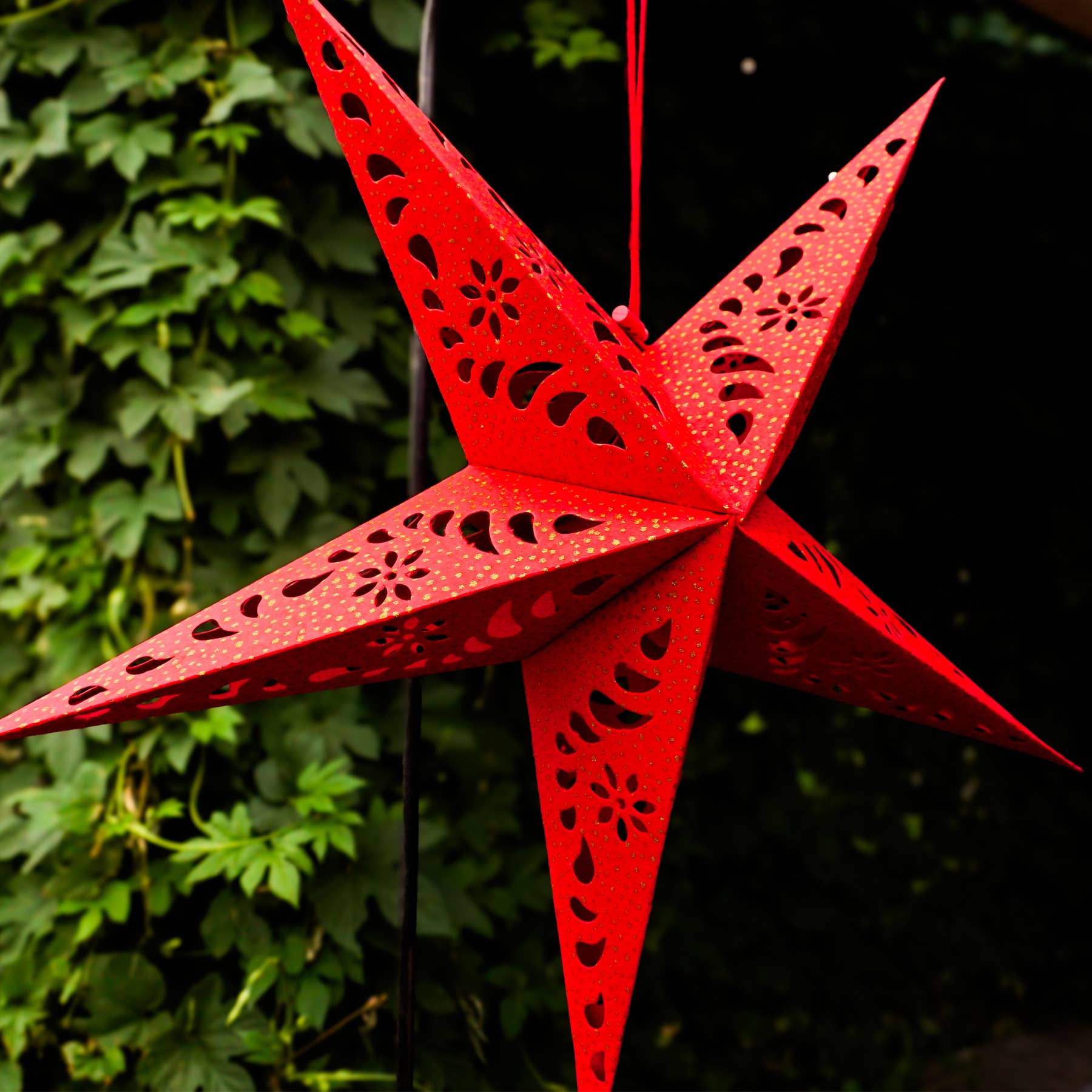 In the Breeze, LLC. - Vente Lanterne/lampe en papier - Lanterne Étoile en Papier Rouge3