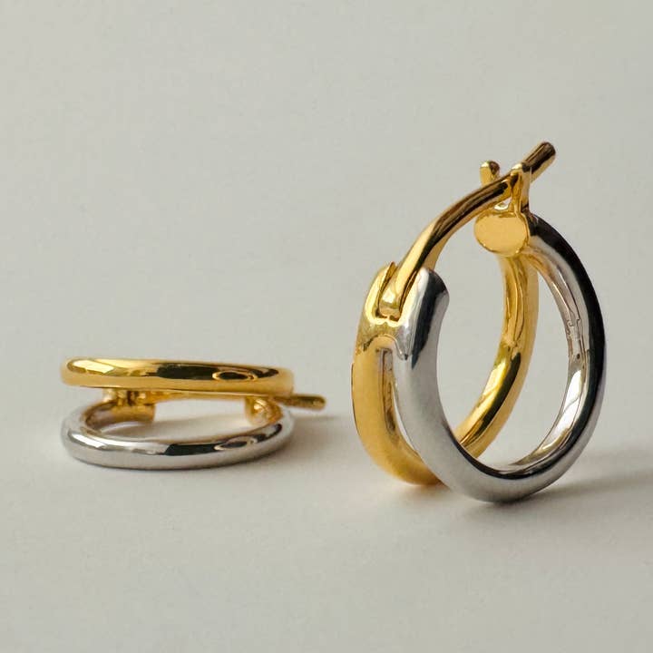 Sonia tvåfärgade huggies för wholesale av Namaste Jewelry