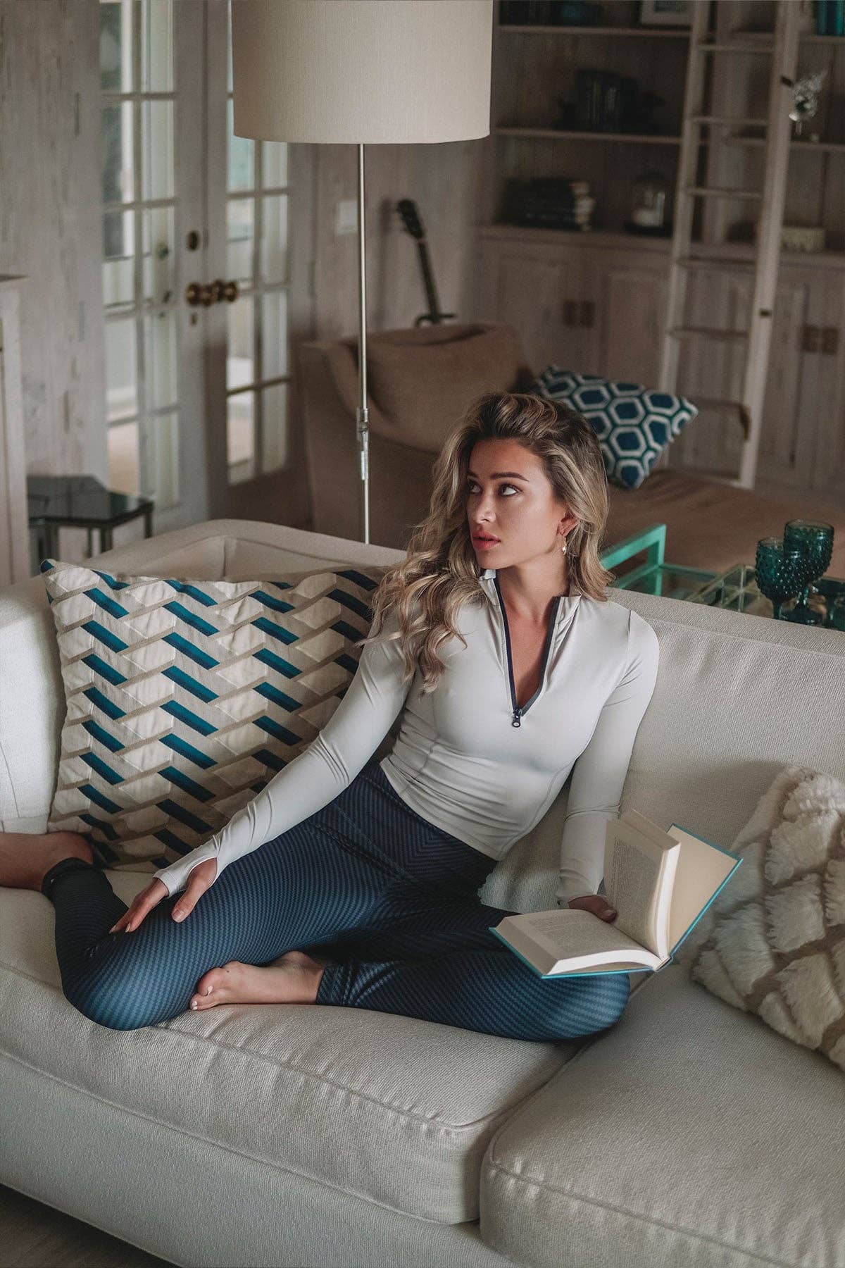 PHUTURE – Großhandel Sportbekleidungsset – Damen – Cindy Prado - Lightspeed/Kohlefaser-Outfit1