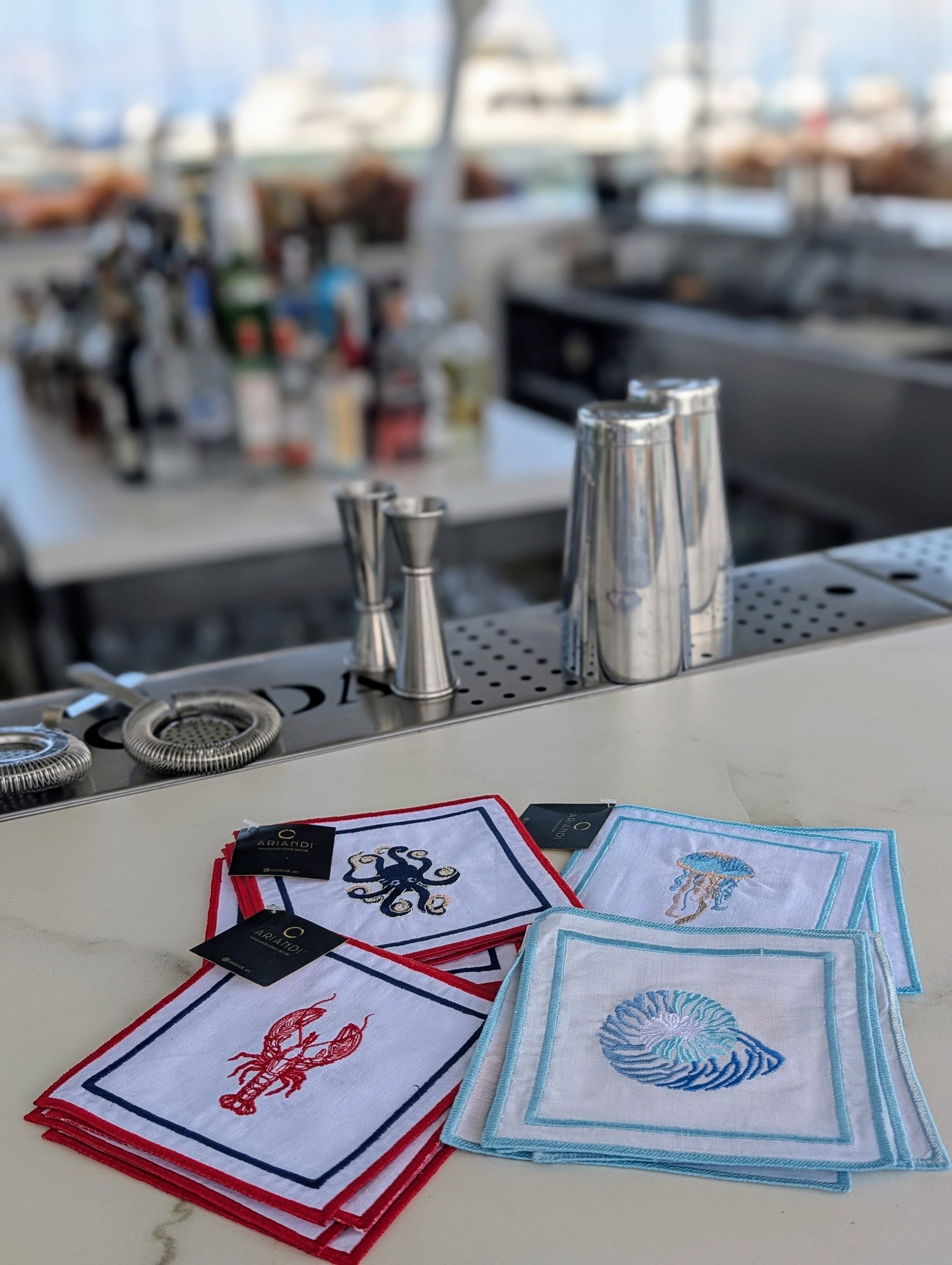 ARIANDI - Vente Serviettes de table en tissu - Ensemble de 4 serviettes à cocktail brodées avec des icônes nautiques1