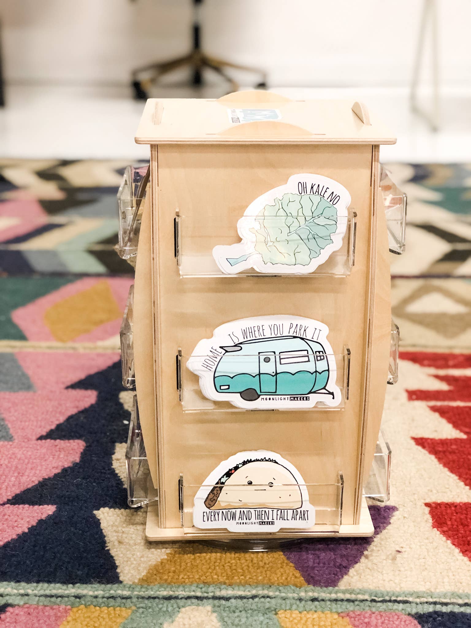 Moonlight Makers – Großhandel Verkaufsdisplay – Schreiben & Schenken – Counter Spinner - Birch Display (für Aufkleber, Magnete usw.)1