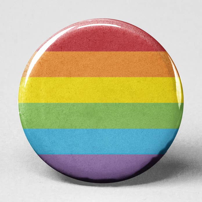 Pulsante Pinback bandiera arcobaleno per la vendita all'ingrosso da parte di The Pin Pal Club