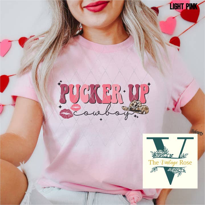 Maglietta con grafica Pucker Up per la vendita all'ingrosso da parte di The Vintage Rose