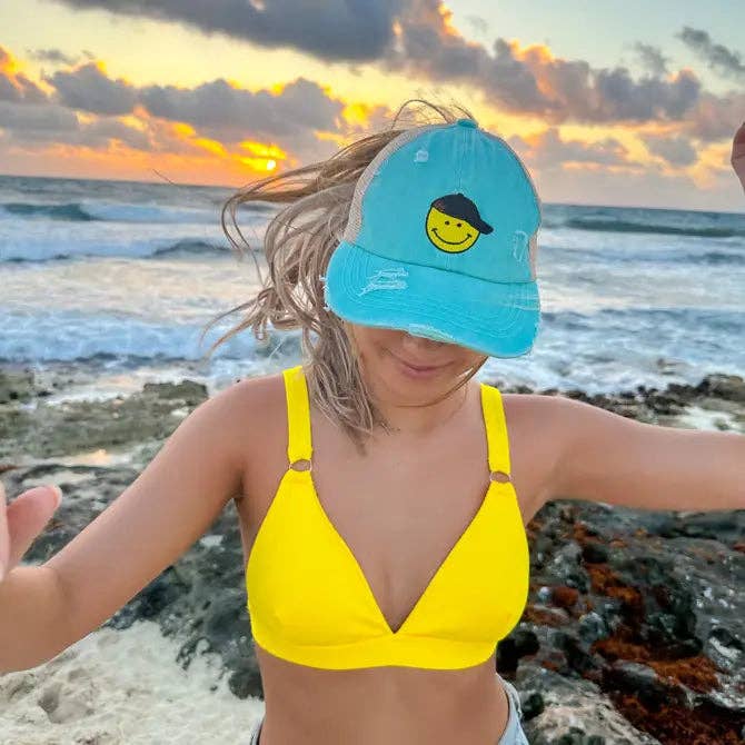 C.C Beanie – Boné de beisebol - Mulher por atacado – C.C Boné com Rosto Sorridente Bordado e Cruzado para Rabo de Cavalo Alto C.C BT10159