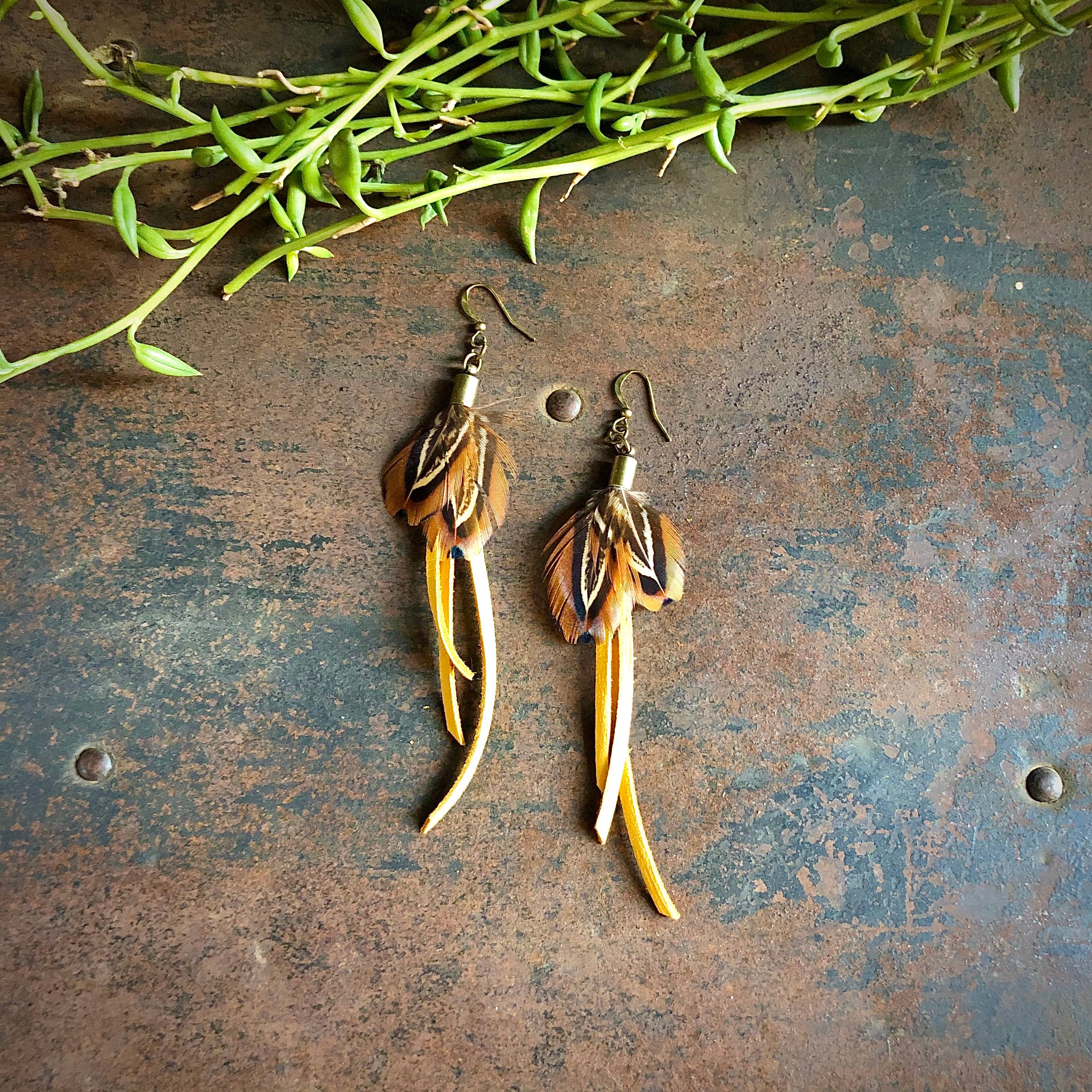 ASTALI - Wholesale Kwastjesoorbellen - Mini-oorbellen met veren - goudleer en fazantenveren8