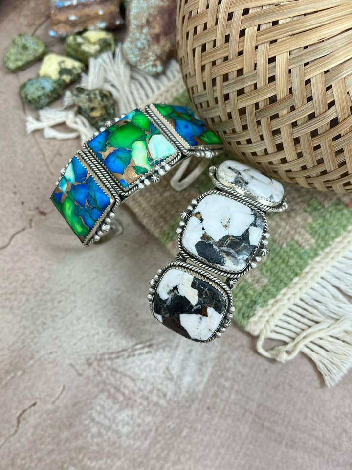 Handgemaakte Sterling Zilveren Witte Buffalo Turkoois, Pauw Dahlia Manchetarmband met Gesigneerde Nizhoni voor wholesale door Nizhonitradersllc