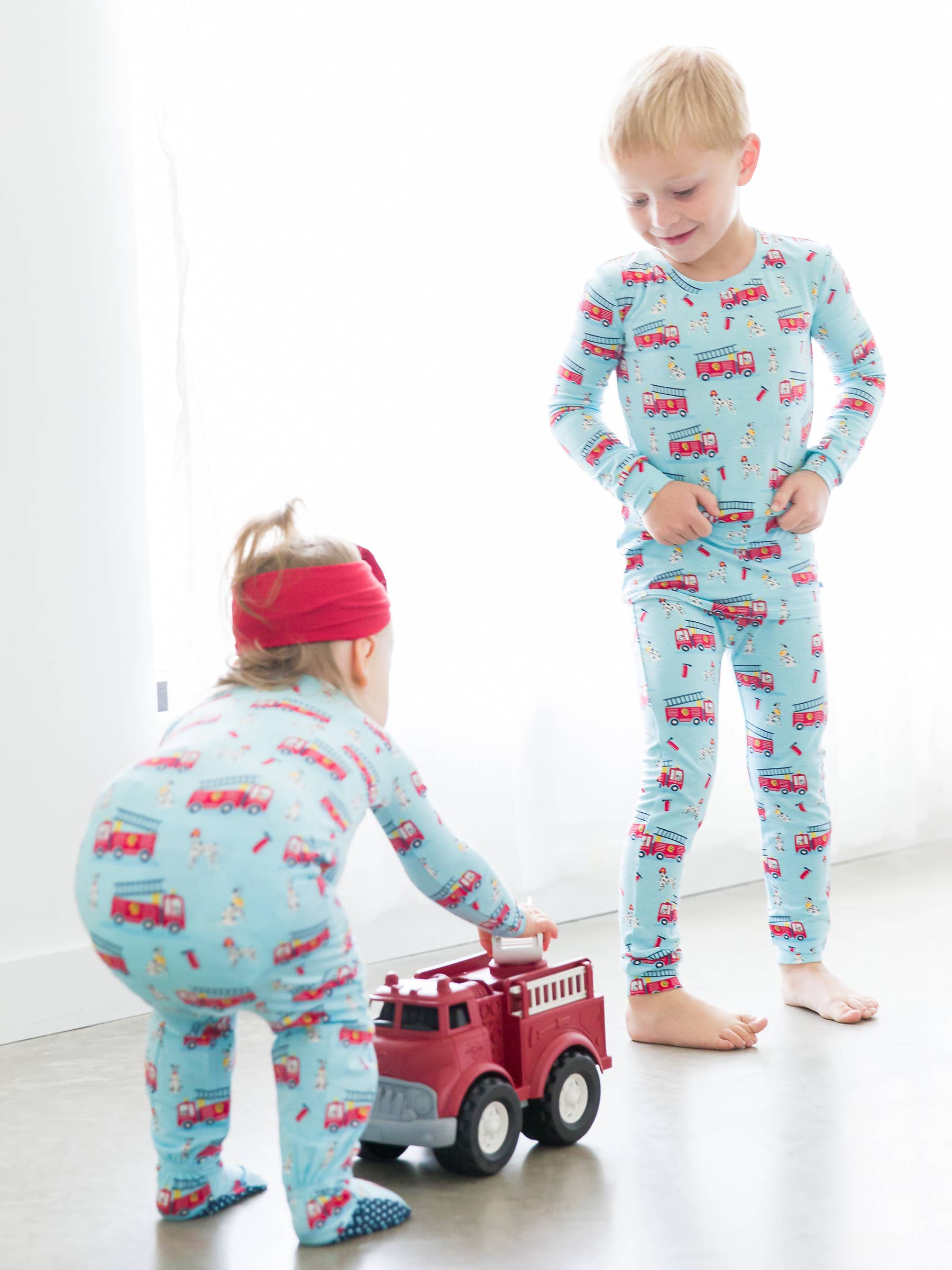 Blå SoftSnooze™ Baby Boys Bambu Viskos Paws To The Rescue Pyjamas med Fötter i Ett Stycke för wholesale på Faire5