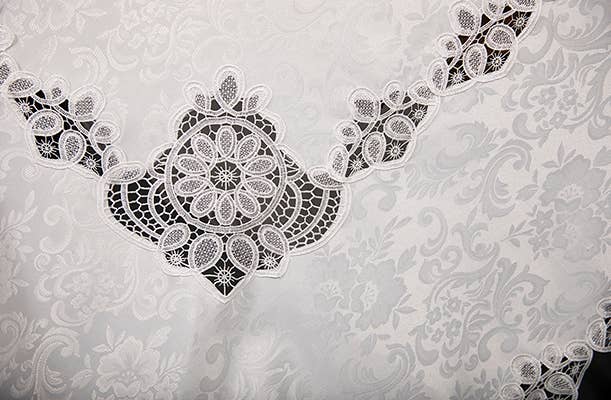 Xia Home Fashions & Manor Luxe – Großhandel Tischdecken – Antebella Bestickte Cutwork-Tischdecke mit Spitze2