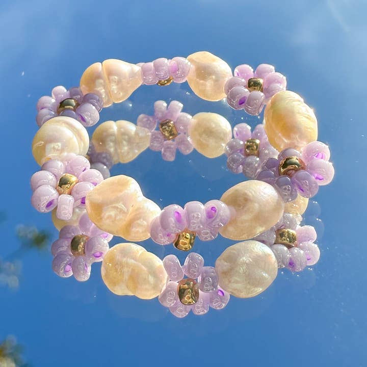 Blomring "Flora" av glaspärlor och sötvattenspärlor i syren. för wholesale av cool people club