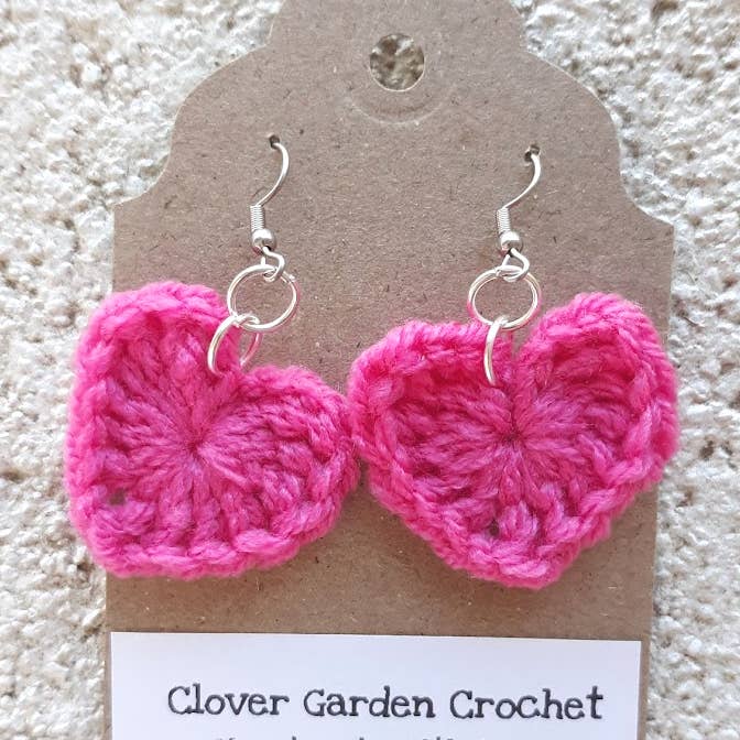 Boucles d'oreilles pendantes cœur rose vif au crochet pour la vente par Clover Garden Crafts