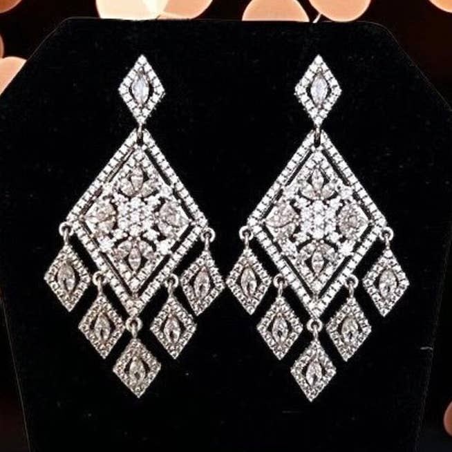 Boucles d'oreilles Timeless Chandelier pour la vente par Shimmer by Cindy