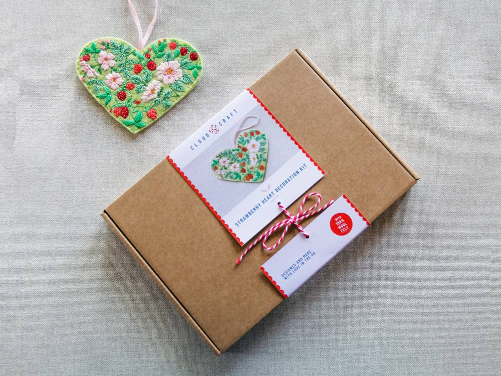 Cloud Craft - Wholesale Borduurbenodigdheden - Borduurpakket - 100% wolvilt Strawberry Heart2