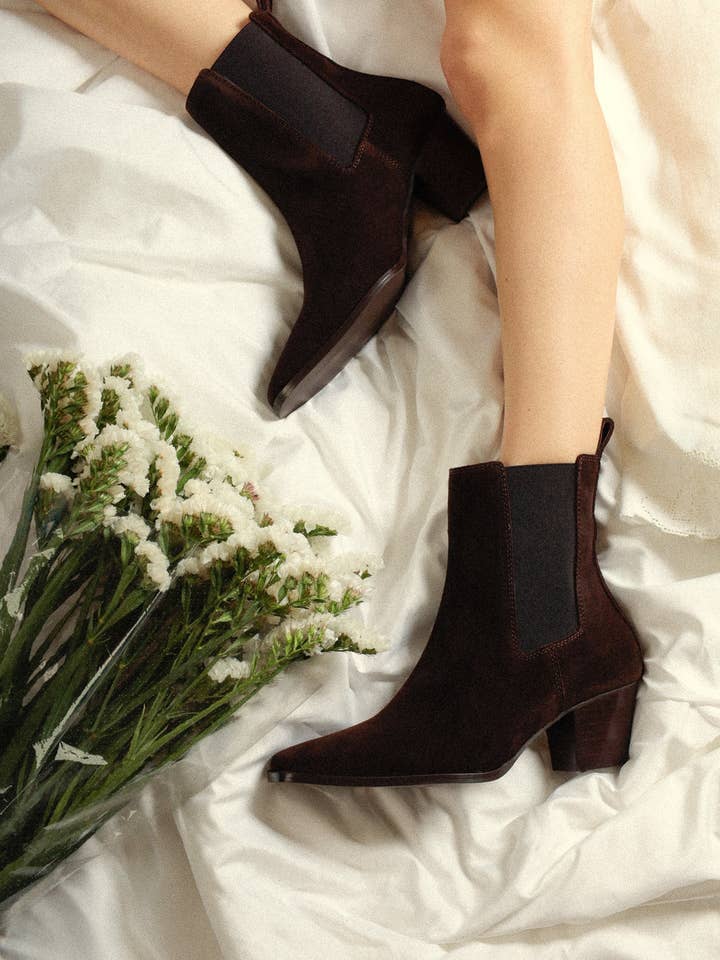 RAY CHOCOLATE – Bottines à bout carré avec talon sculptural pour la vente par KMB Shoes