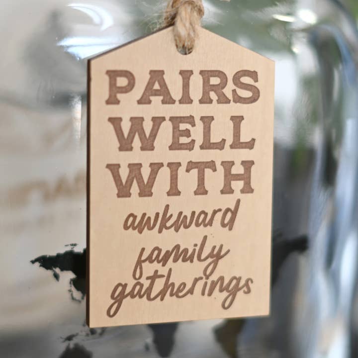 S'accorde bien avec les réunions de famille gênantes Étiquette de bouteille pour la vente par Blue Studio Creative